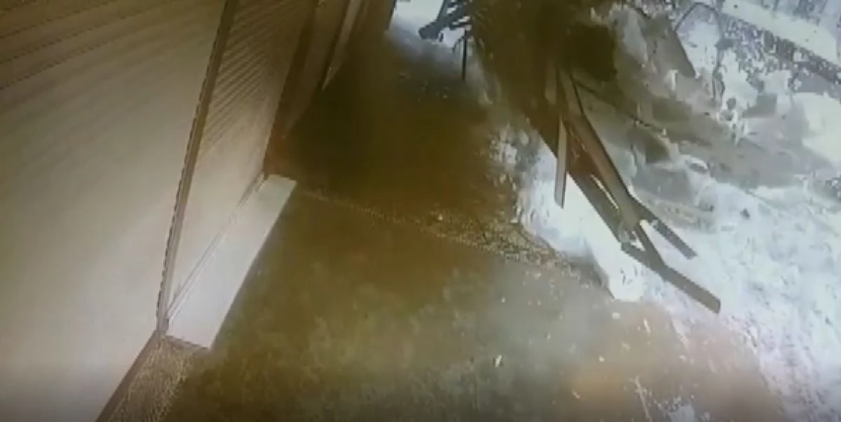 Kar kütlesinin altında kalmaktan saniyelerle kurtuldu